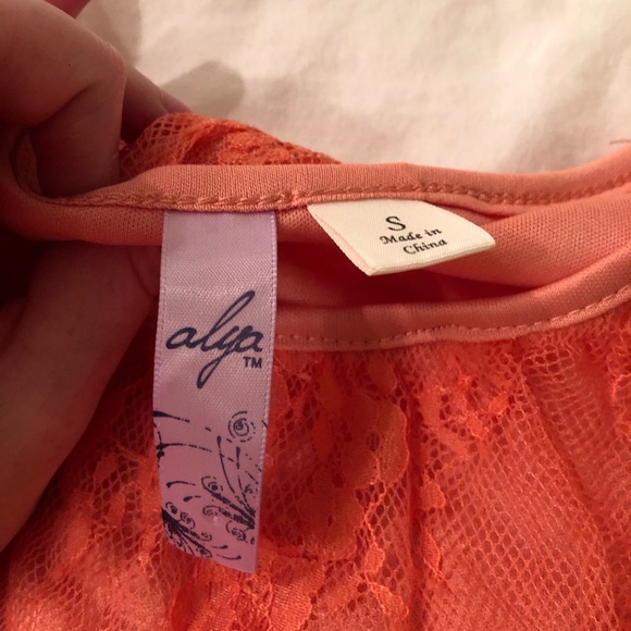 Alya coral lace dress - Picture 2 of 2